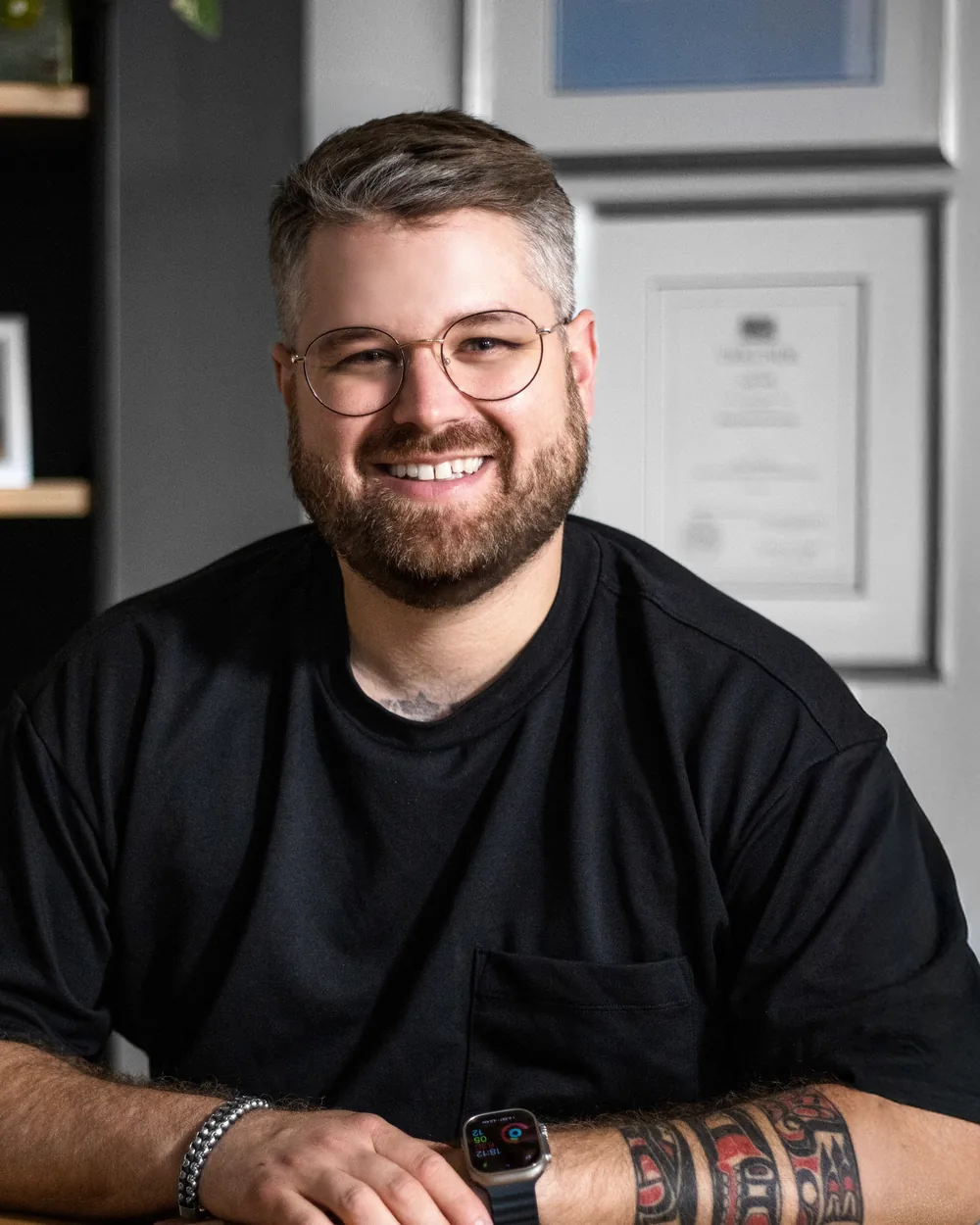 Portrait: Felix Zimmermann lächelnd am Schreibtisch