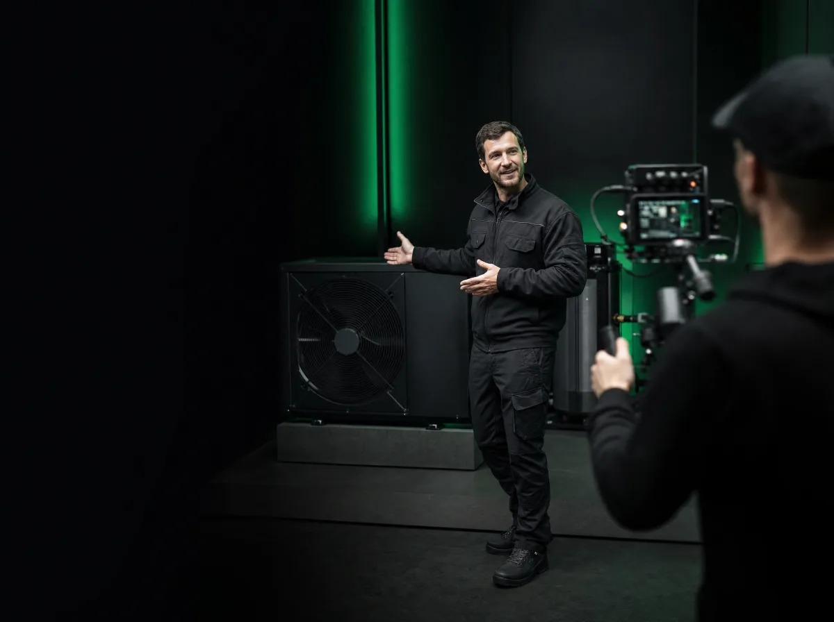 Content-Dreh beim Fachbetrieb: Videograf filmt den Meister an der Wärmepumpe
